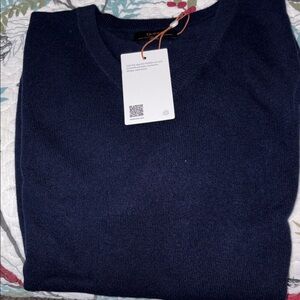 Quince Men's Deep Blue V-Neck Sweater